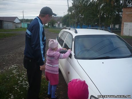  Преображенские дошкольники украсили машины белыми бантиками
