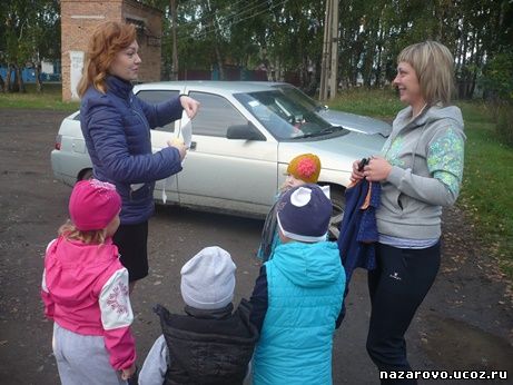  Преображенские дошкольники украсили машины белыми бантиками