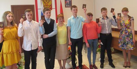 Церемония вручения паспортов учащимся главой Назаровского района